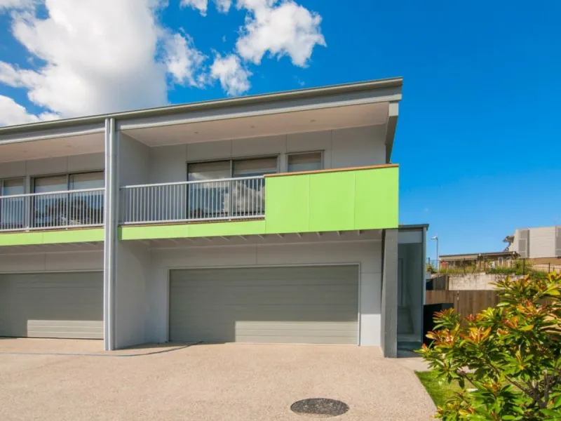 EXECUTIVE TRI LEVEL HOME