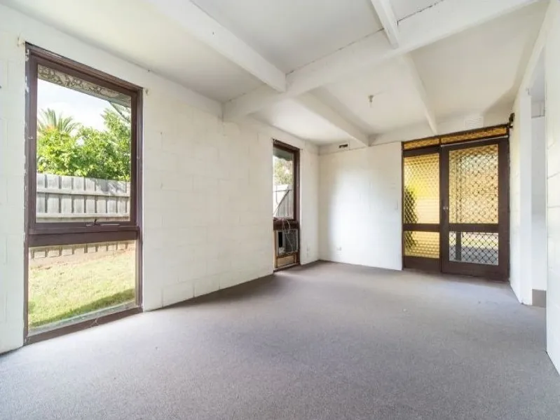 **Renovated 70's Charm - LARGE 2 Bdrm ~ 1 Bath PLUS Enclosed Pergola Area and Courtyard