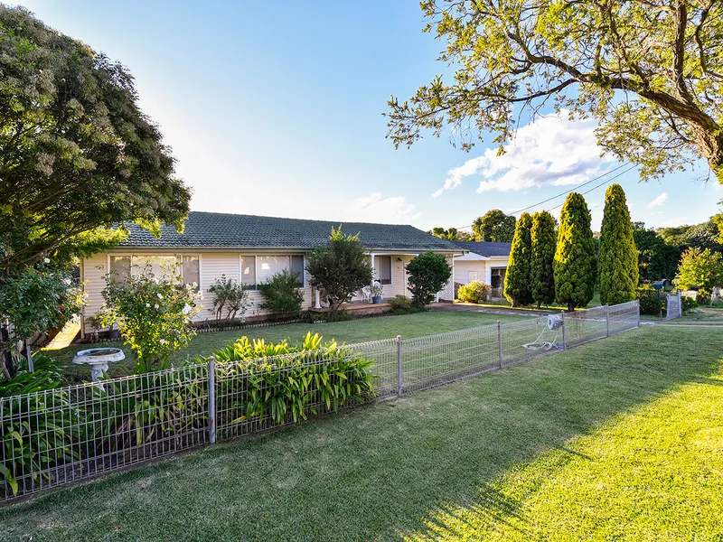 Beautifully Presented Home with Pool