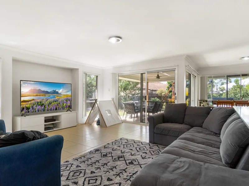 HUGE 1480m2, 3 LIVING AREAS, LARGE FAMILY LOWSET HOME