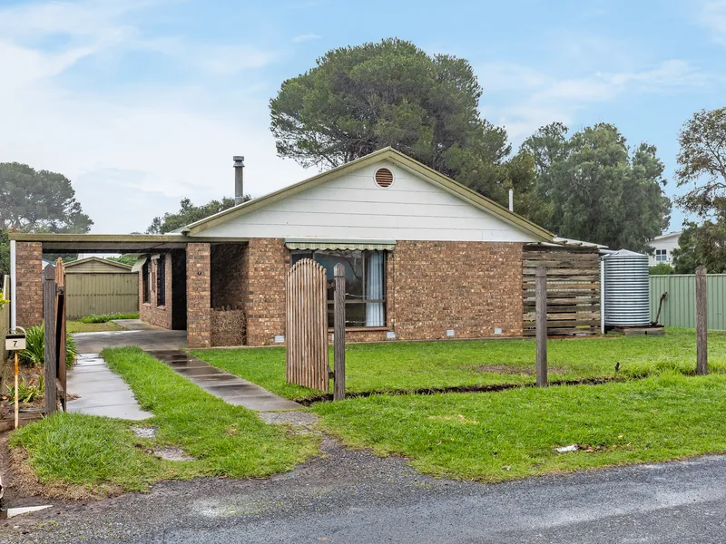 Freshly Painted With New Carpet 3 Bedroom Family Home In Sought After Location!