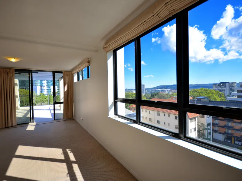 Ridge-top CBD Address & Commanding Views of City, Mountains & River with Large Entertainers Balcony