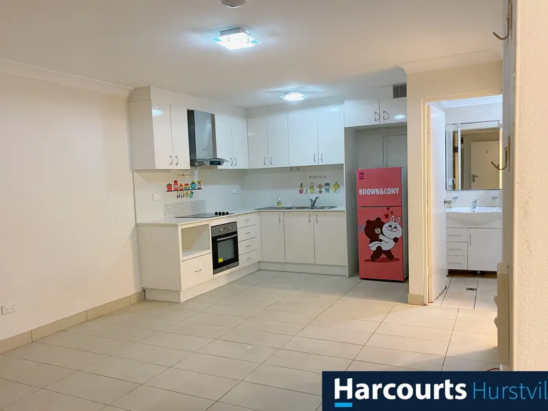 Modern One Bedroom Unit with Courtyard in Central Location