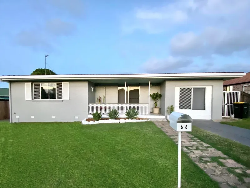 Tastefully Renovated - 900m From The Beach