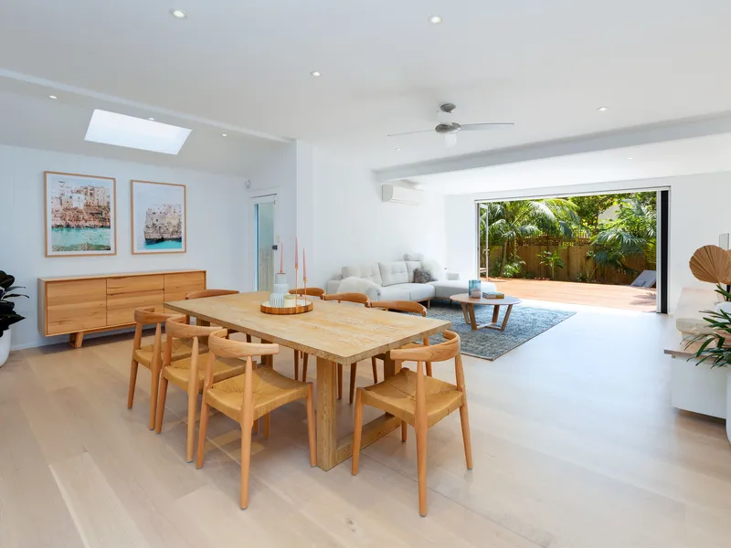 Stunning 5-Bed Family Home In Quiet setting with 2x Parking