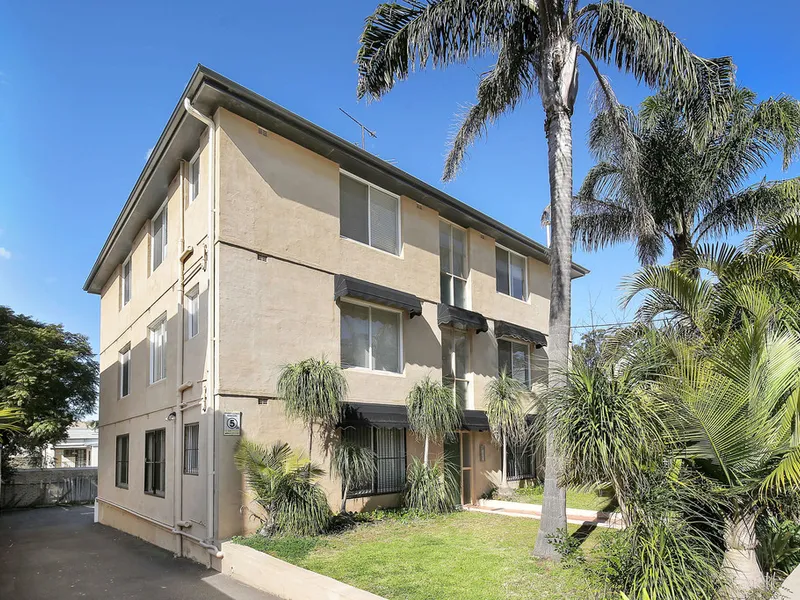 Ground floor unit with car space !