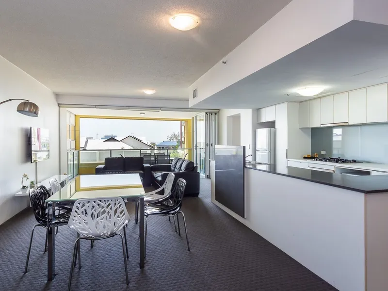 BEAUTIFUL FF 3 BEDROOM/2 PARKS 800M FROM QUEEN STREET!