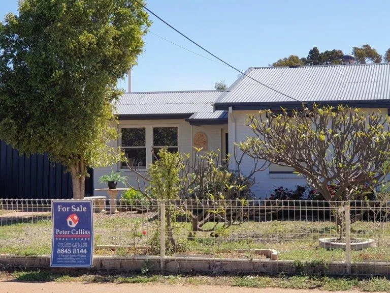 NEW PRICE, NEW PHOTOS AND NEW FLOOR COVERINGS.. TAKE A FRESH LOOK !