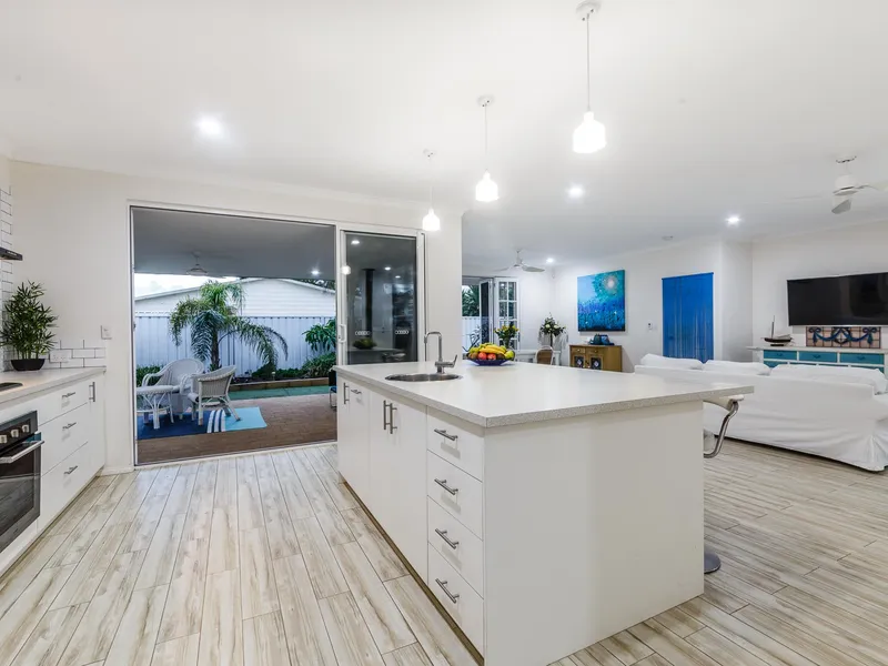 GORGEOUS MODERN HOME - METRES TO THE BEACH