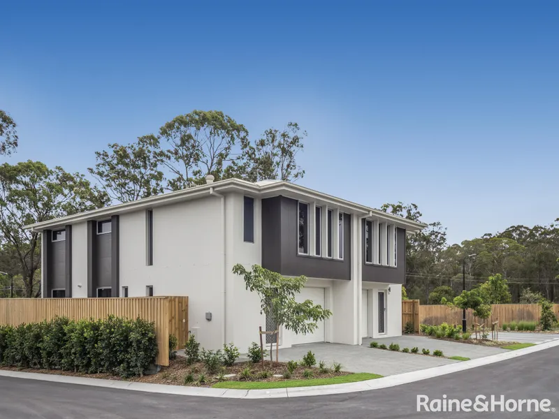 LUXURY 3 Bedroom Townhouse in Pimpama