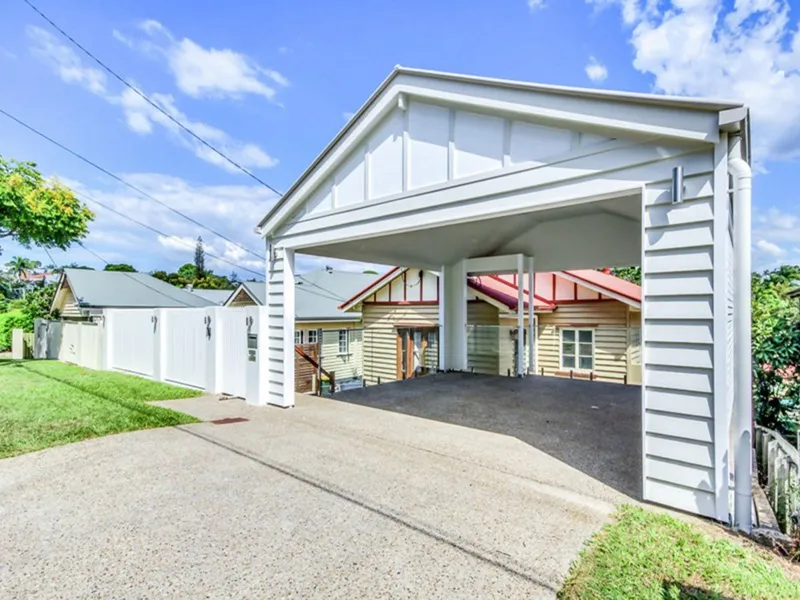 Three Bedroom Queenslander with Parking for Two Cars & Pet Friendly