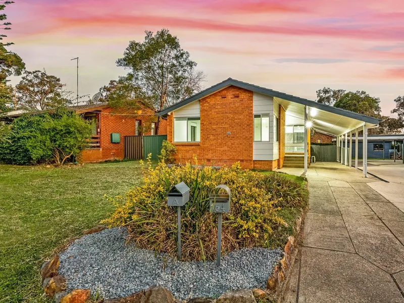close to schools, Woodcroft Shopping Centre and transport