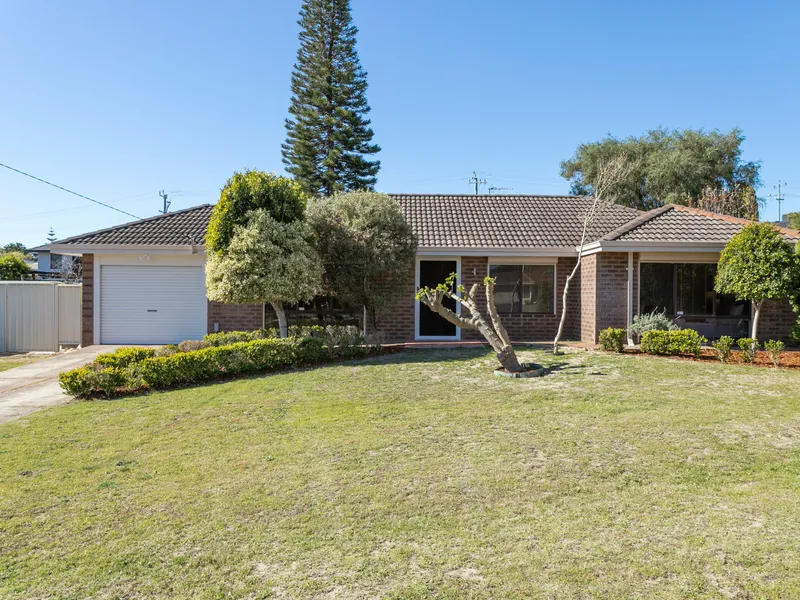 FAMILY FRIENDLY CUL-DE-SAC LOCATION SO CLOSE TO THE PARK!