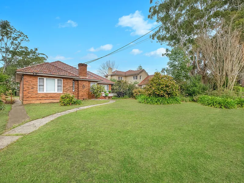 Rebuild on 889sqm in prime east Wahroonga location