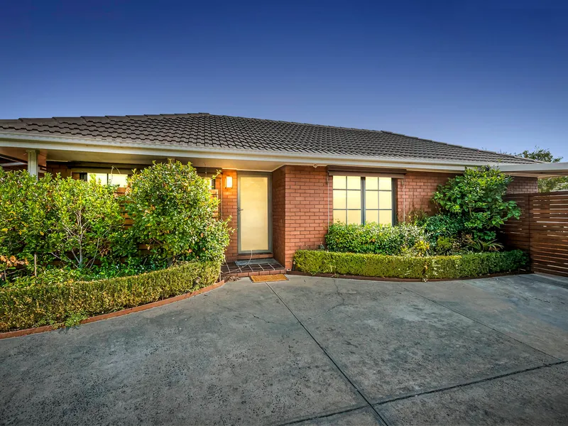 Fusion Of Modern Glamour & Light-filled Space