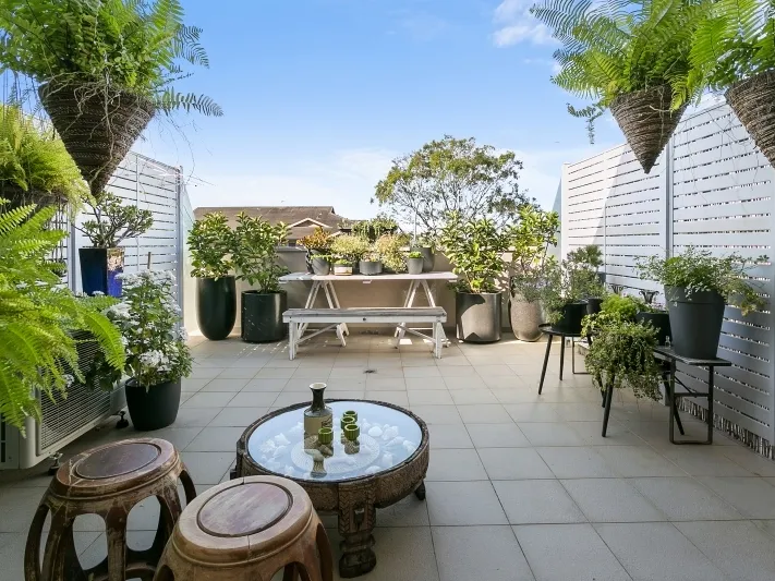 Contemporary living in convenient location