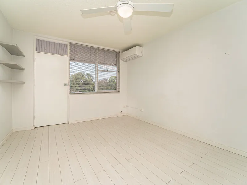 Bright & Fresh - Top floor corner position
