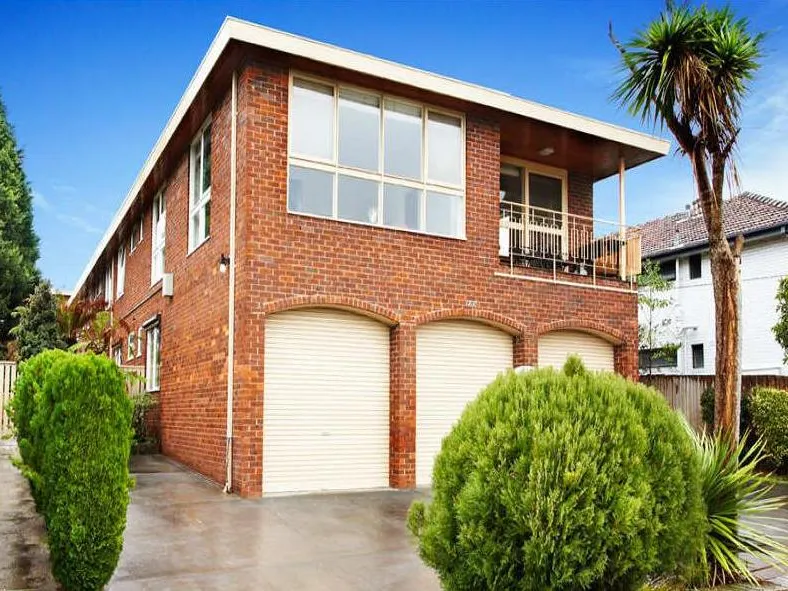 LARGE LIVING IN A GREAT LOCATION