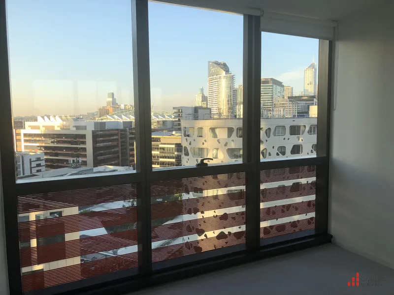 Light Filled 2 Bed 1 Car park Apartment in Docklands