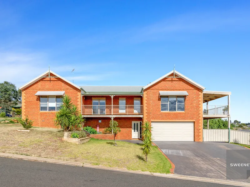 COMPLETE FAMILY HOME WITH AMAZING VIEWS 