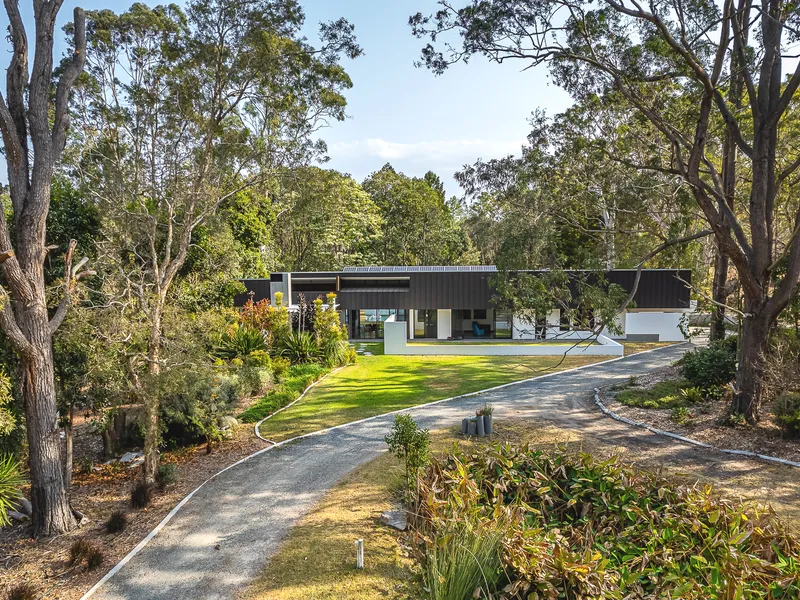 Dual Living - Acreage Lifestyle !