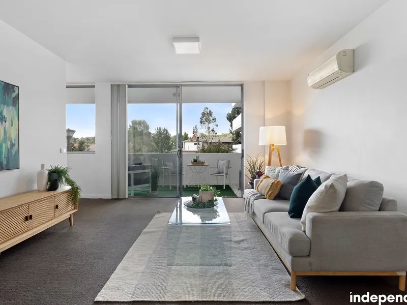 Large sunny 1 bedroom plus study, in a great location