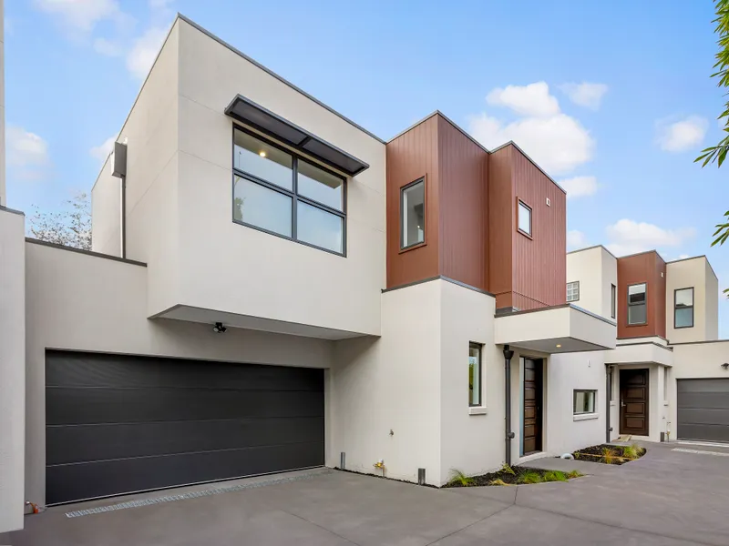 Luxurious Double Storey Townhouse, Perfectly Positioned