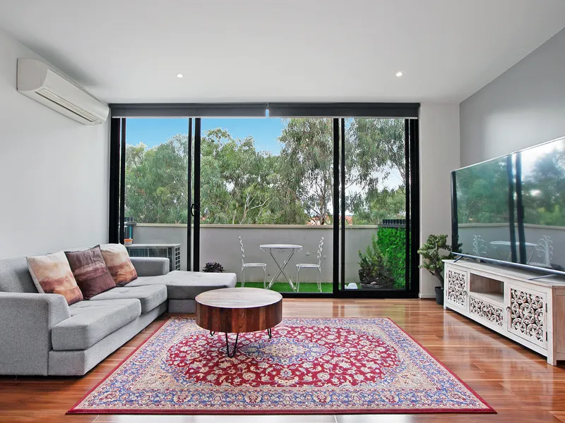Easy Living In Uni Hill