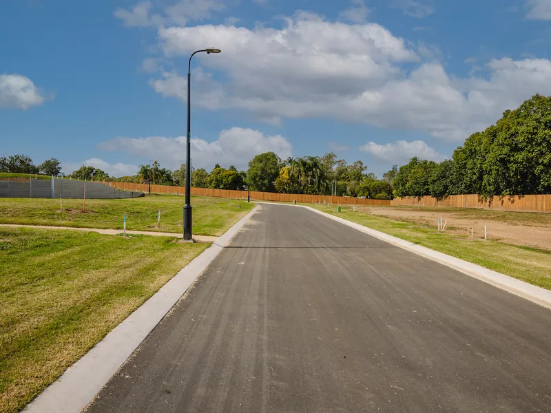 * LAND --- (Ask for an information pac !!)k --- CUSTOM DESIGNED HOMES