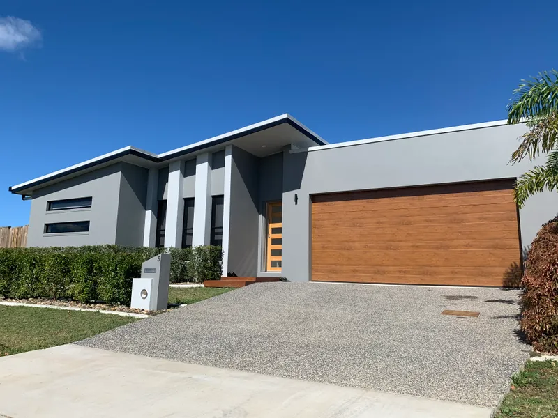 STYLISH HOME IN OORALEA WATERS