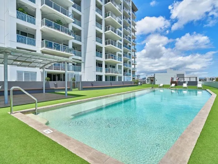 Spacious Fully Furnished Luxury Apartment in the City Centre (long term or short term lease)