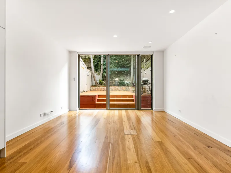 Charming terrace in quiet cul de sac close to Annandale Village