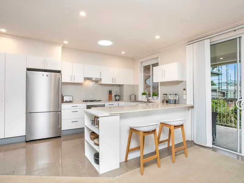 Spacious and well presented top floor apartment