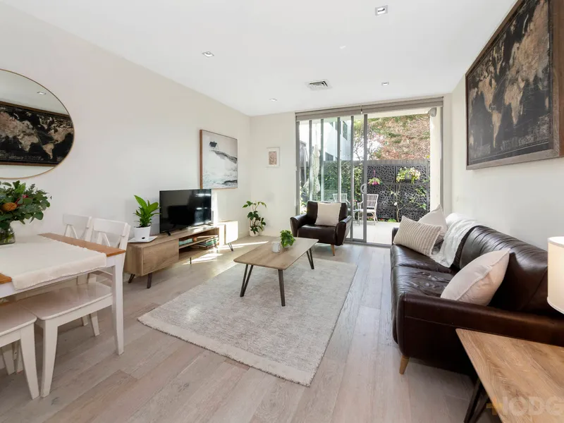 COOLLY COASTAL COURTYARD LIFESTYLE!