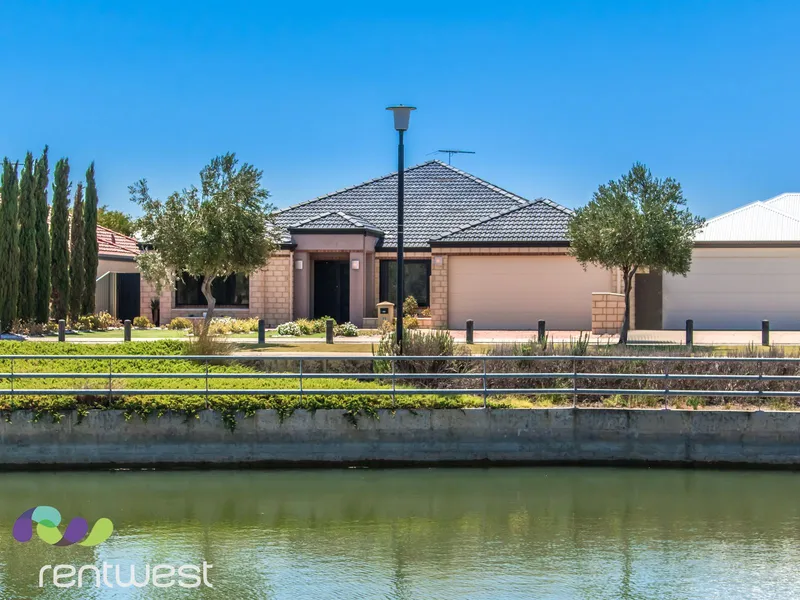 LUXURY LIVING ON THE LAKE