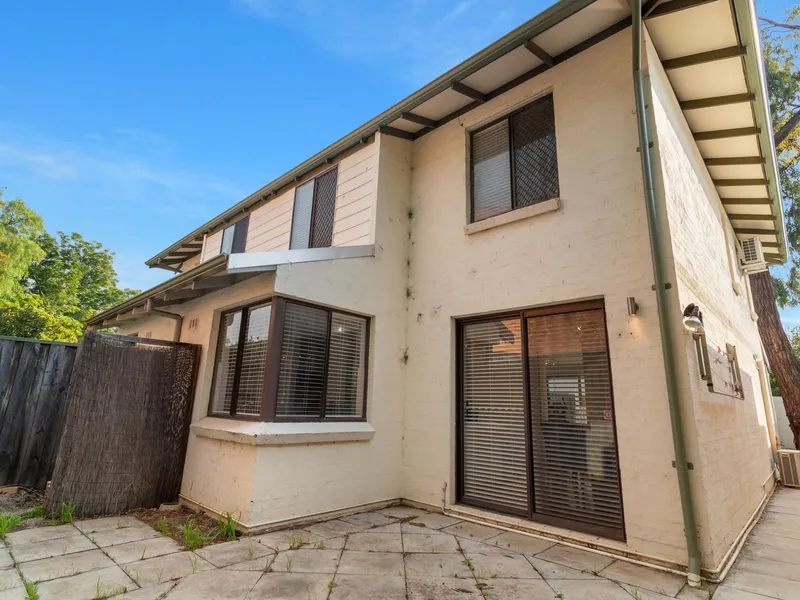 SUN DRENCHED STUNNER ON KINGS PARK DOOR STEP