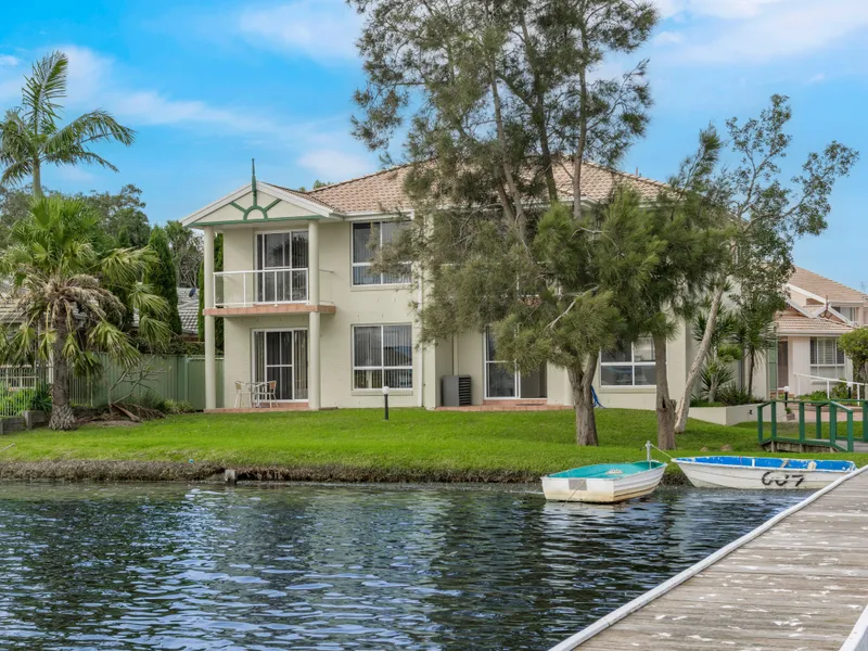 WATERFRONT LIFESTYLE!