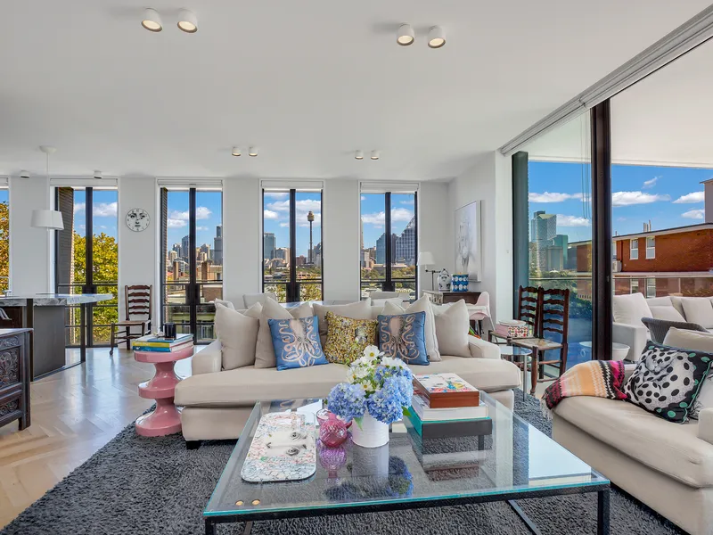 Prestige 3-Bedroom Sub-Penthouse with Astonishing Harbour and City Views