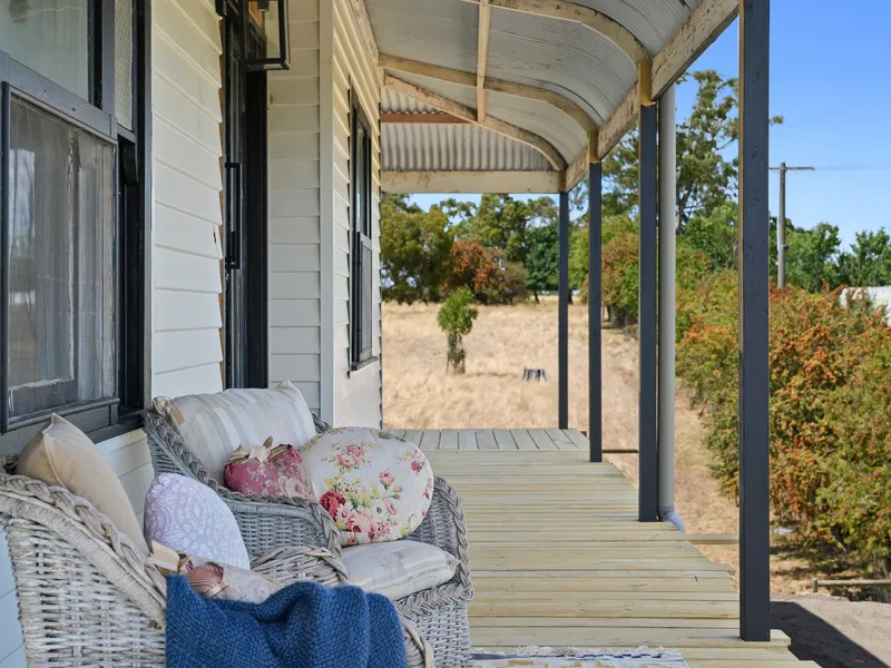 High on the horizon built in 1901 a proud stately Edwardian spectator of the golden era that ushered in Federation Australia!
