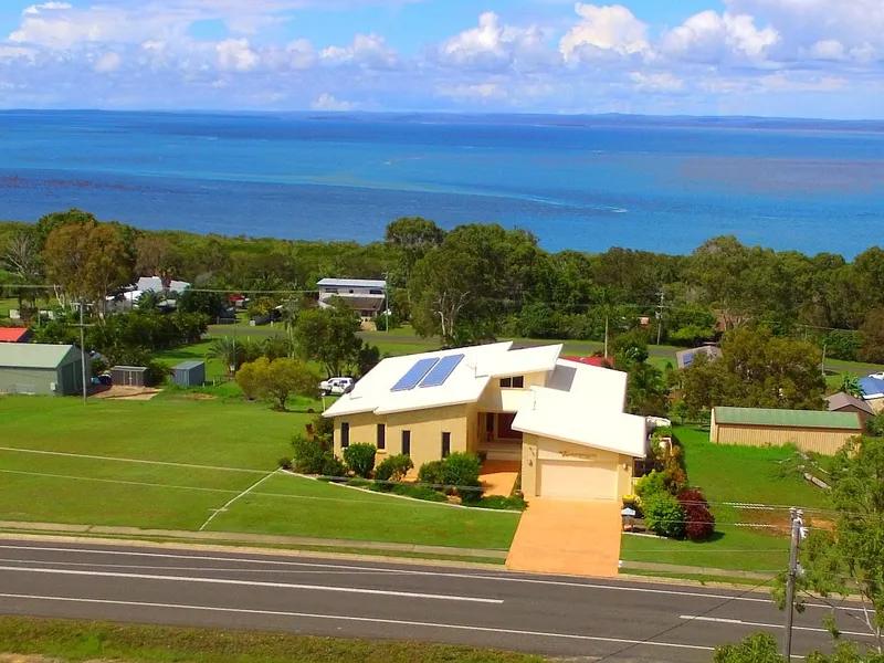 MAGNIFICENT HOME OVERLOOKING GREAT SANDY STRAIT AND FRASER ISLAND