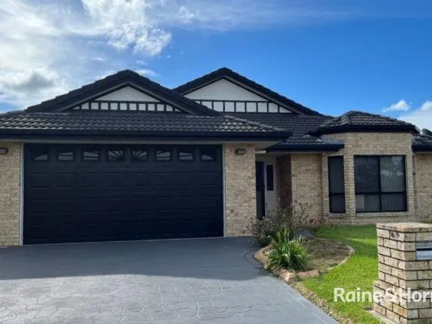 SPACIOUS HOME CLOSE TO TAFE AND HOSPITAL