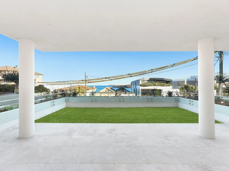 Luxury Three-Bedroom Apartment W/ Lock Up Garage & Garden!