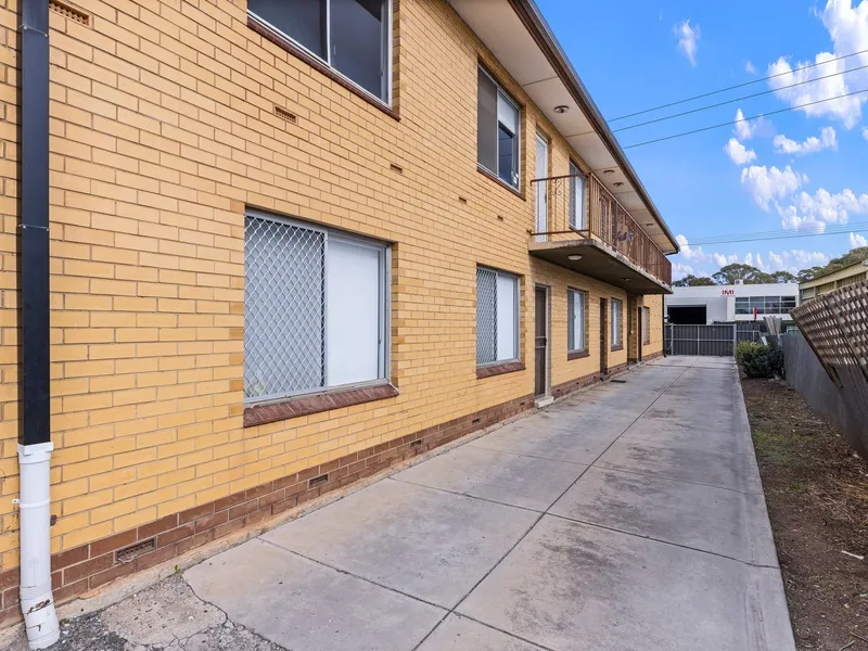 Low Maintenance Unit in Fantastic Location