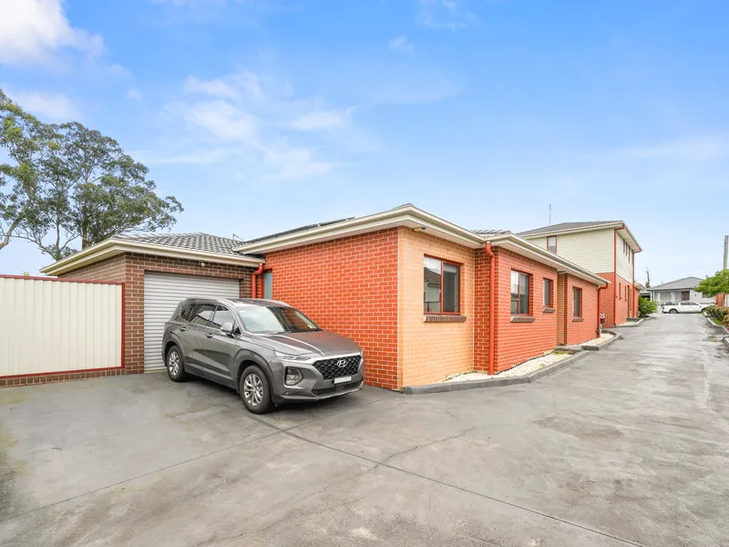 NEAR NEW 4 BEDROOM VILLA + SOLAR PANELS!