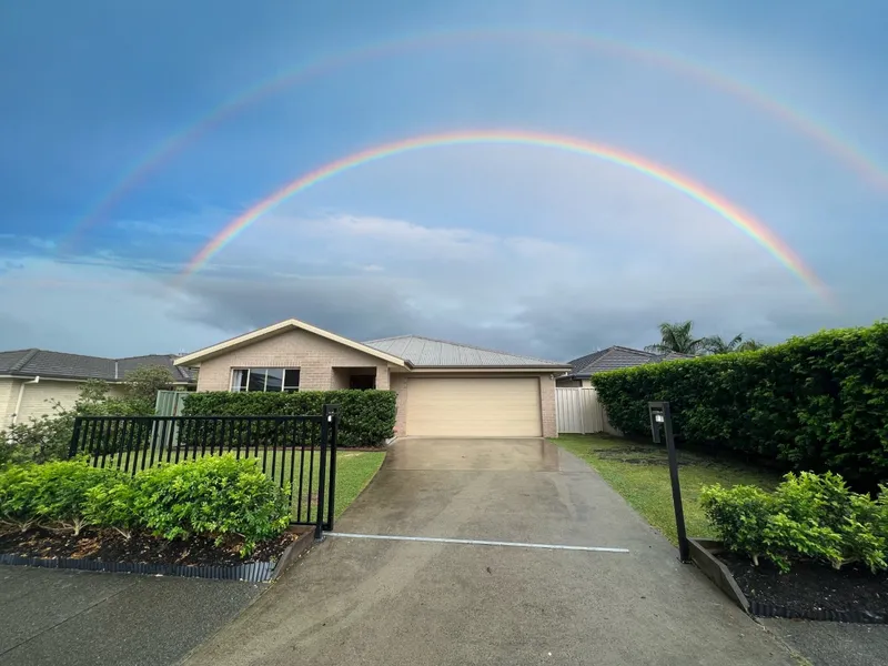 FAMILY HOME CLOSE TO PARK & SPORTS FIELD