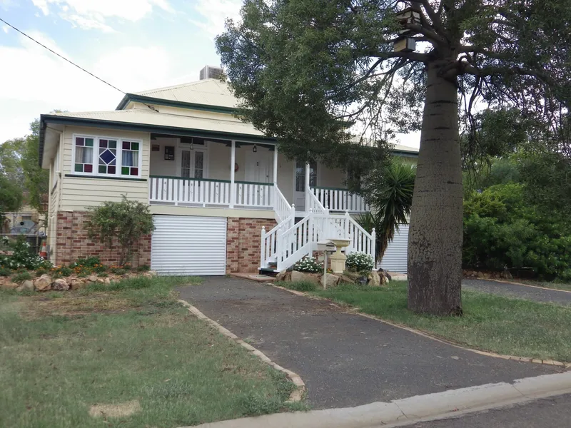 FULLY FURNISHED QUEENSLANDER CLOSE TO TOWN