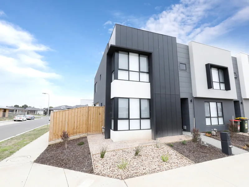 MAJOR AMENITIES WITHIN WALKING DISTANCE