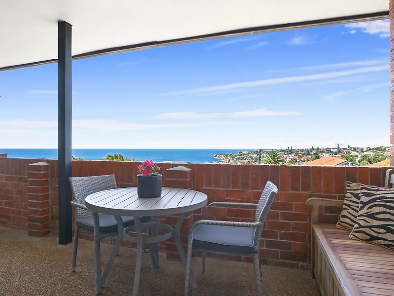 Top floor apartment with spectacular coastal views