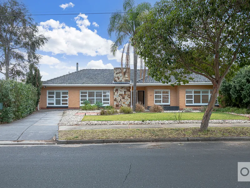 Corner block in the heart of Netley