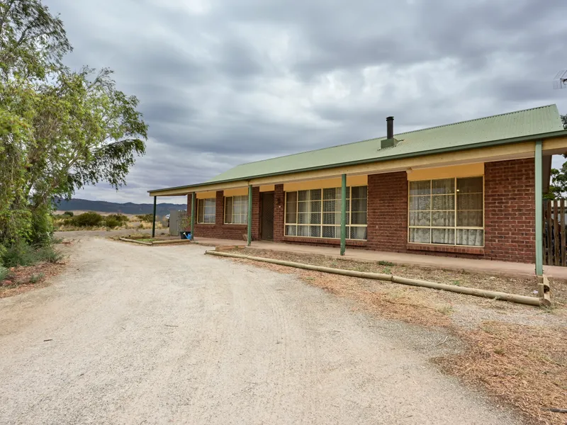 Enjoy the counrty lifestyle and views!